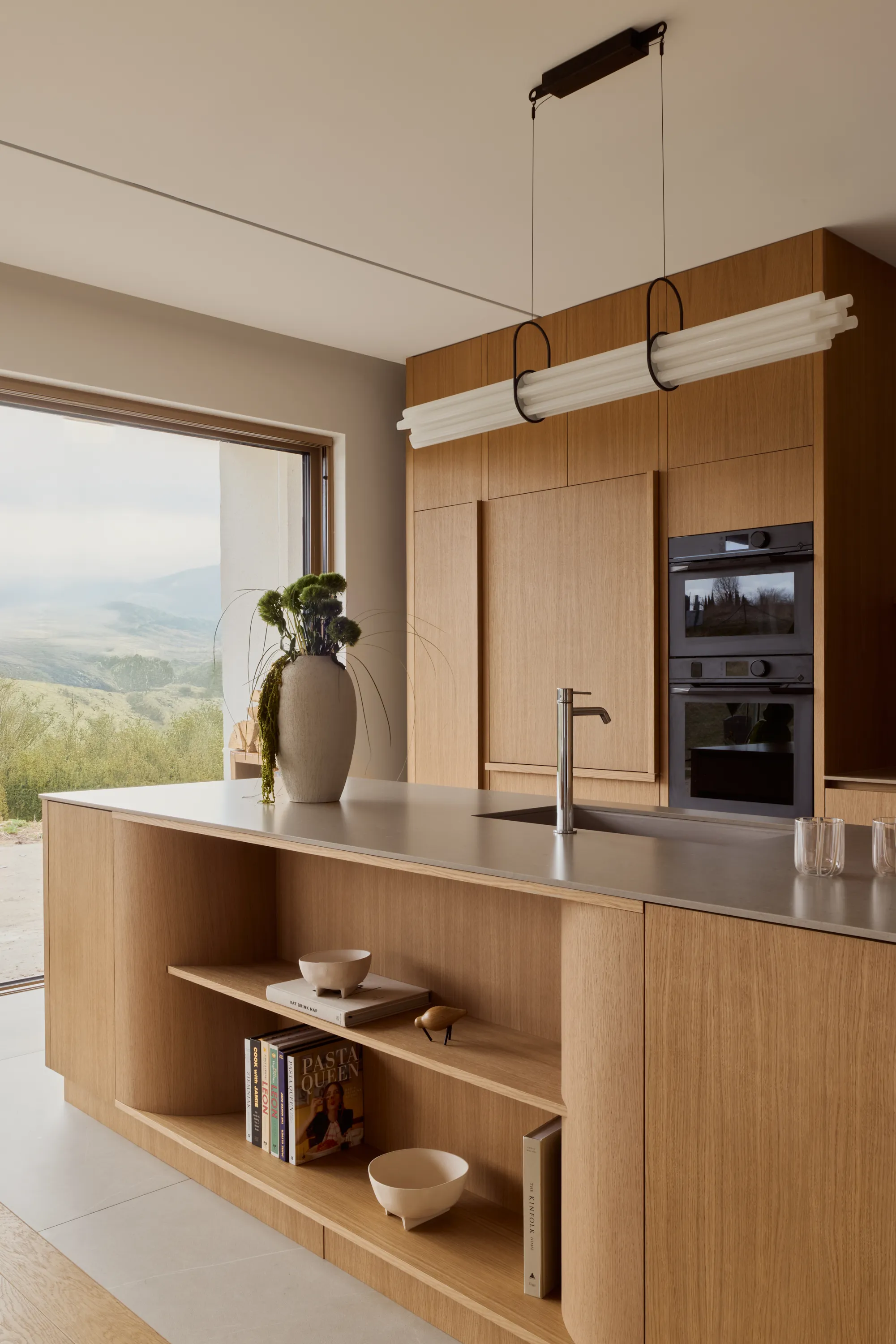 Oak kitchen with natural grain and integrated handles